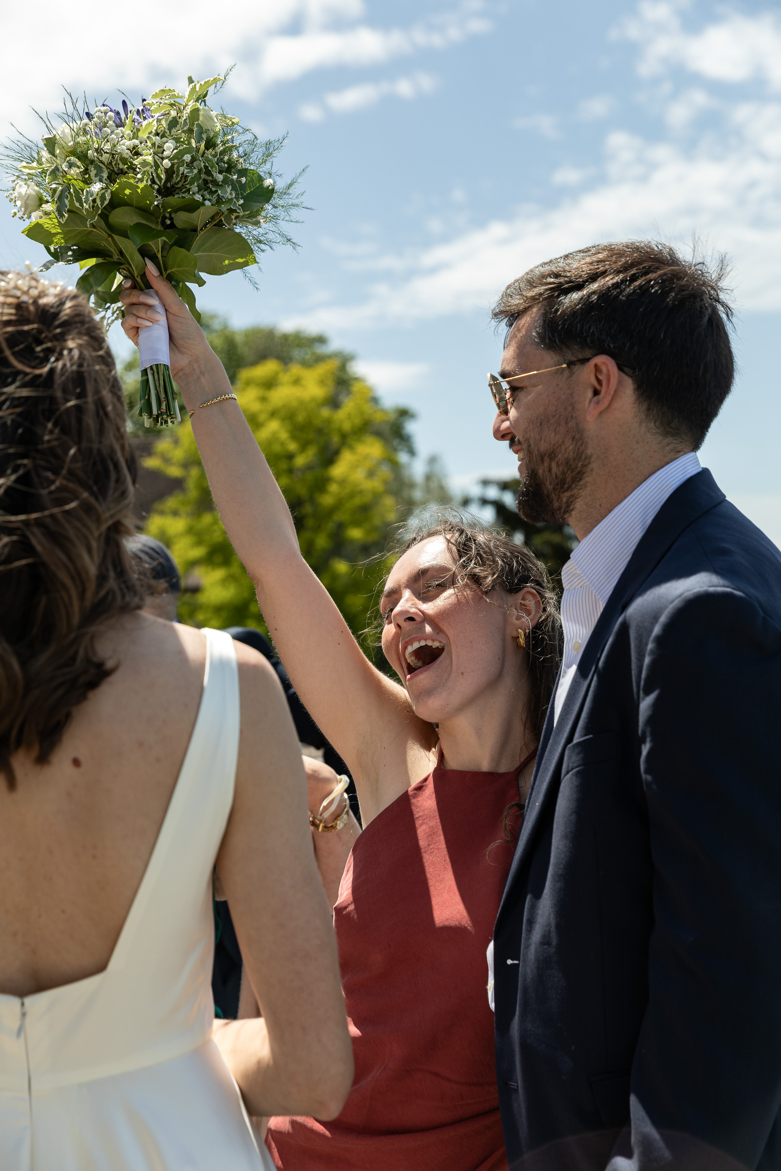 La mariée offrant son bouquet à sa témoin au Belvédère de Thonon-les-Bains